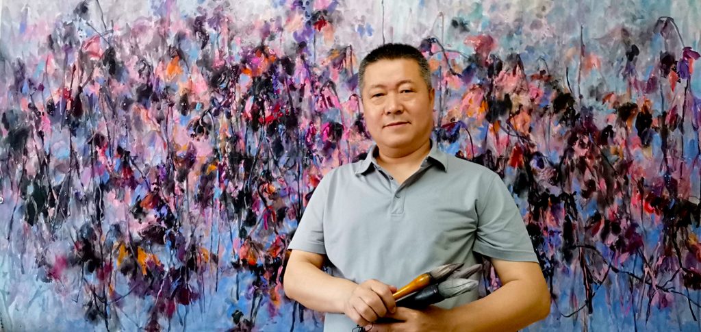 "Linear Awakeningseries​" – A Fantasy-Color Freehand landscape painting by Mu Rangong (Lu Guanyu). This work delves into the spiritual dialogue between ink and vibrant color. Mu Rangong is a Chinese contemporary artist, founder of the Fantasy-Color Freehand ink painting style, and creator of the “Boundless Fantasy” exhibition series.