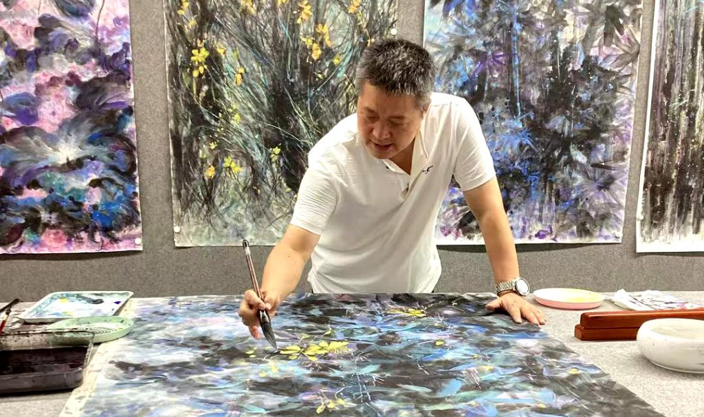 ‘Eastern philosophical perspective’ by Mu Ran Gong. A Fantasy-Color Freehand work where vibrant mineral pigments and ink create a sense of cosmic landscape on Xuan paper. 