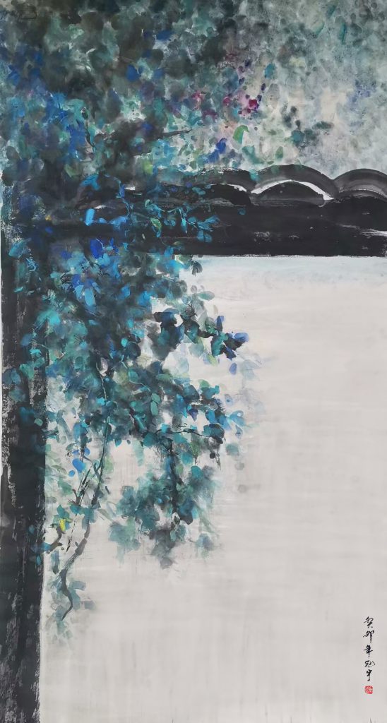 Powder and Rouge Listen to Spring Dawn – A Fantasy-Color Freehand landscape painting by Mu Rangong (Lu Guanyu). This work delves into the spiritual dialogue between ink and vibrant color. Mu Rangong is a Chinese contemporary artist, founder of the Fantasy-Color Freehand ink painting style, and creator of the “Boundless Fantasy” exhibition series.