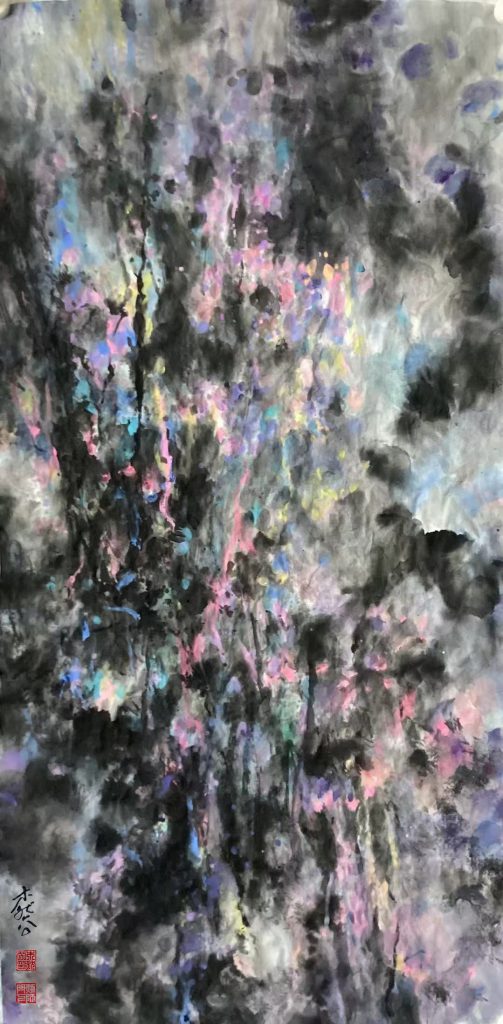 "Source Beyond Infinite Bounds" – A Fantasy-Color Freehand landscape painting by Mu Rangong (Lu Guanyu). This work delves into the spiritual dialogue between ink and vibrant color. Mu Rangong is a Chinese contemporary artist, founder of the Fantasy-Color Freehand ink painting style, and creator of the “Boundless Fantasy” exhibition series.