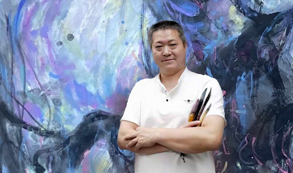 Place of Emergence – A Fantasy-Color Freehand landscape painting by Mu Rangong (Lu Guanyu). This work delves into the spiritual dialogue between ink and vibrant color. Mu Rangong is a Chinese contemporary artist, founder of the Fantasy-Color Freehand ink painting style, and creator of the “Boundless Fantasy” exhibition series.